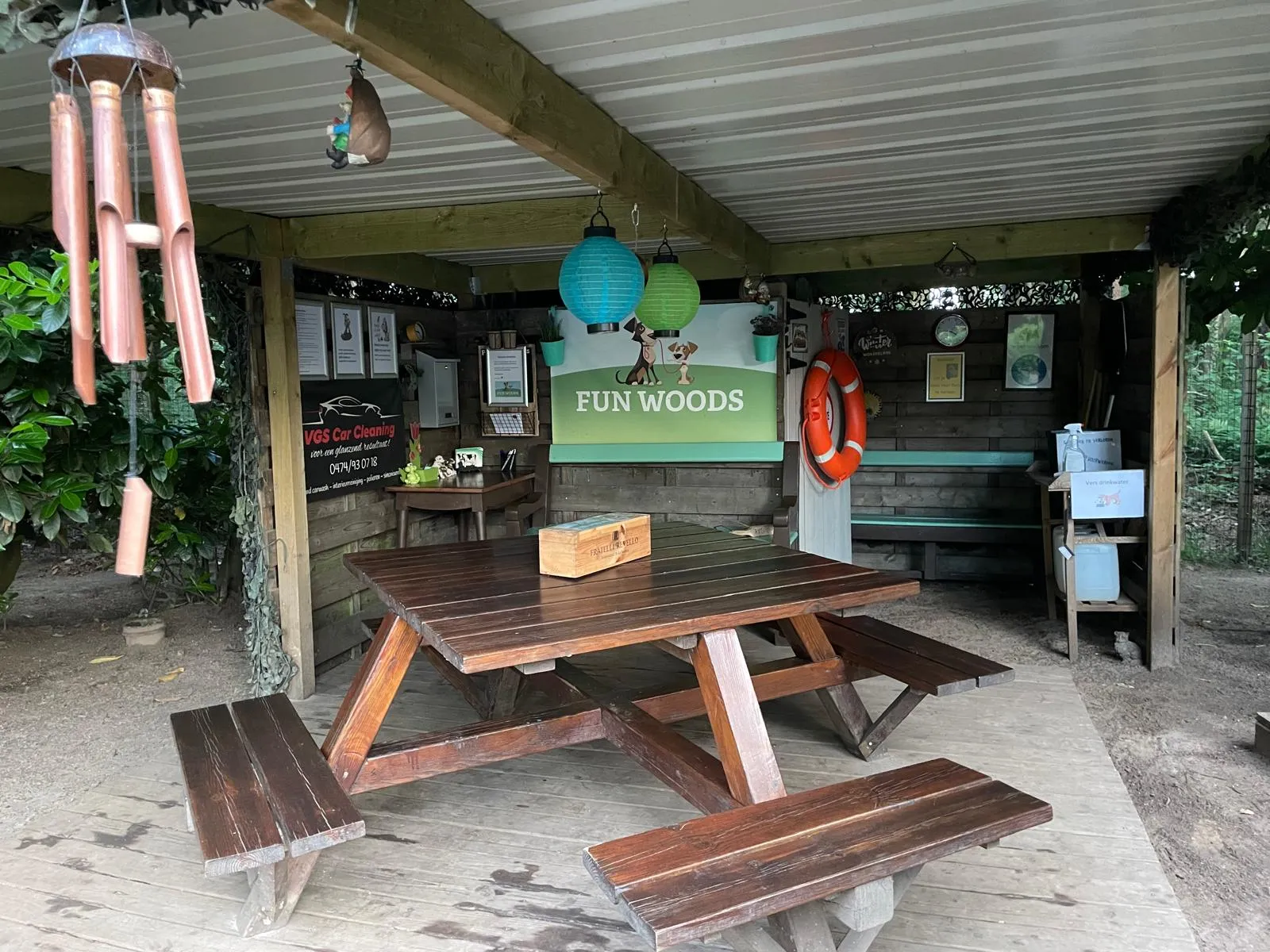 Overdekte zithoek met picknicktafel